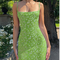 - Vestido sin espalda