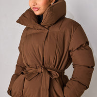 - Abrigo largo acolchado