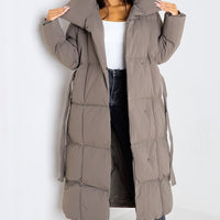 - Abrigo largo acolchado