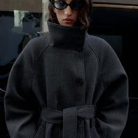 Cappotto con collo alto morbido e cintura