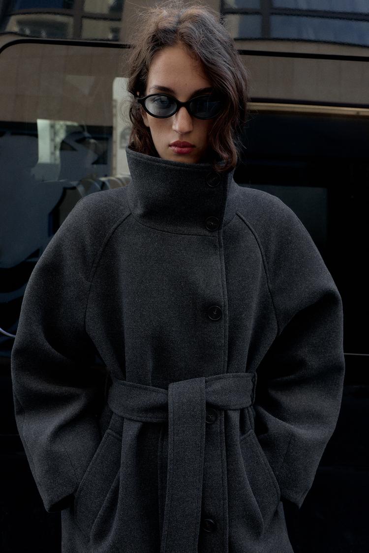 Cappotto con collo alto morbido e cintura