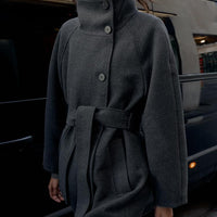 Cappotto con collo alto morbido e cintura