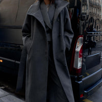 Cappotto con collo alto morbido e cintura