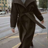 Cappotto con collo alto morbido e cintura