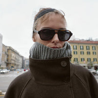 Cappotto con collo alto morbido e cintura