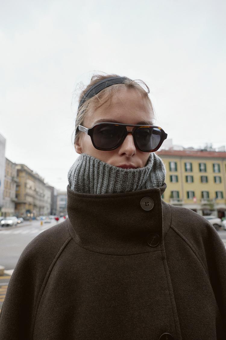 Cappotto con collo alto morbido e cintura