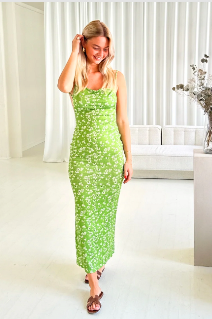 - Vestido sin espalda