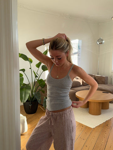 - Pantalones de lino a rayas