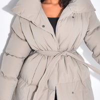 - Abrigo largo acolchado