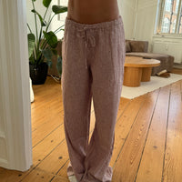 - Pantalones de lino a rayas