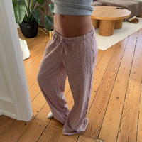 - Pantalones de lino a rayas