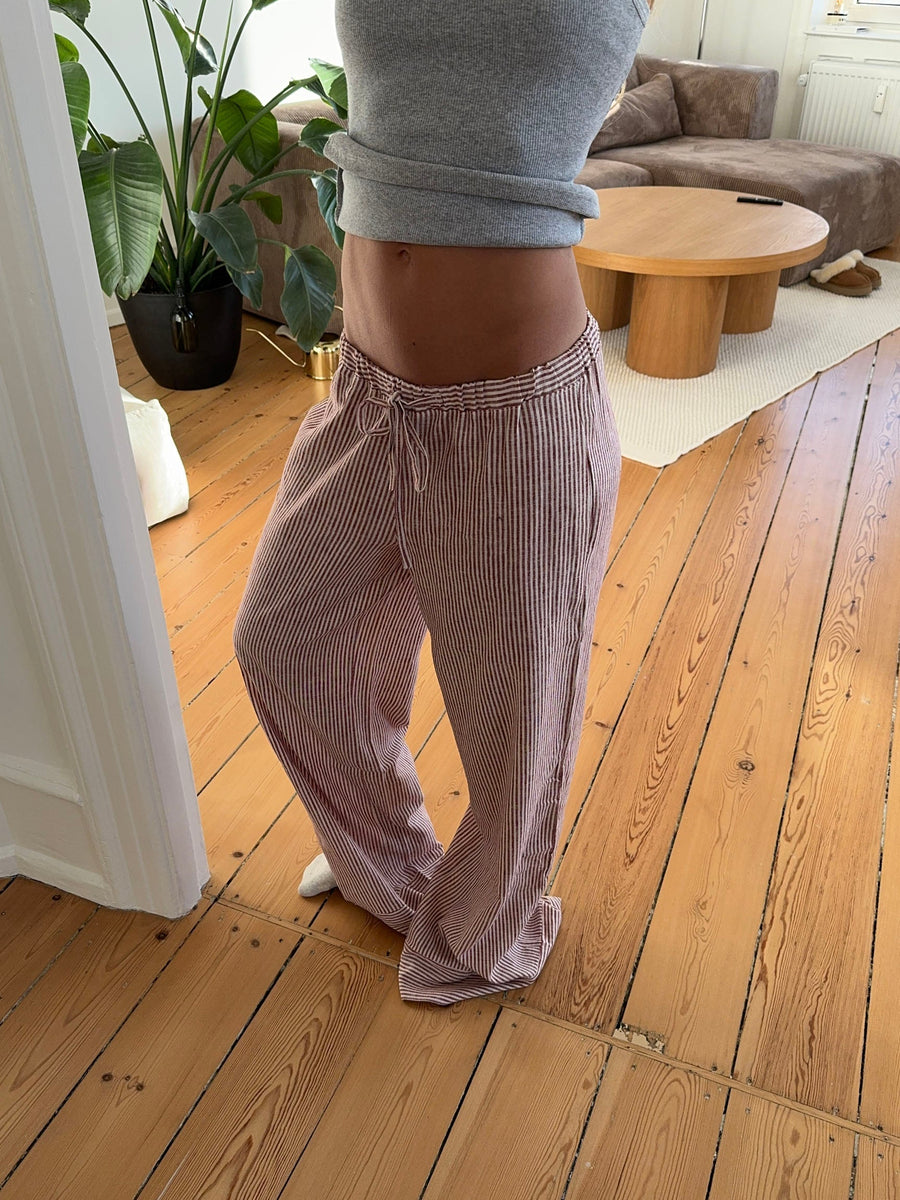 - Pantalones de lino a rayas