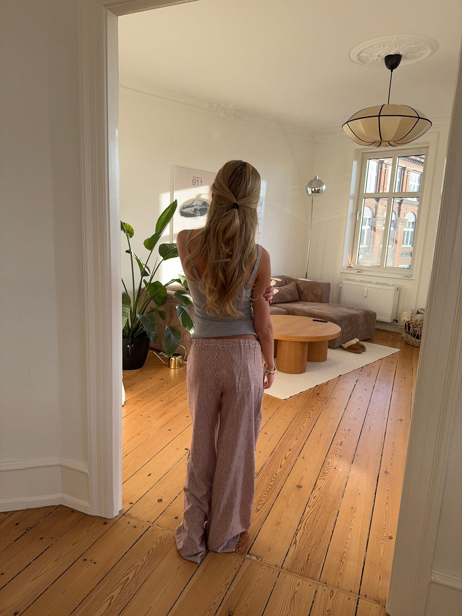 - Pantalones de lino a rayas