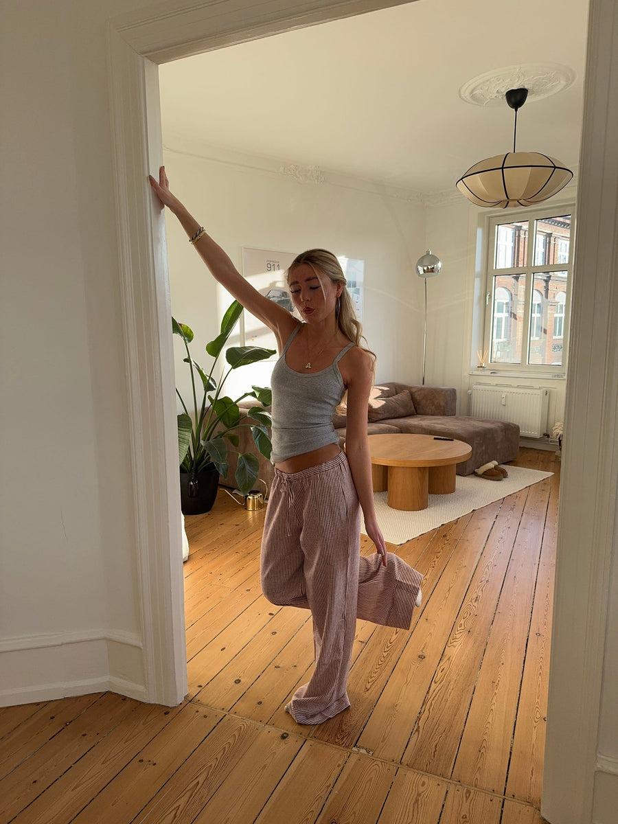 - Pantalones de lino a rayas