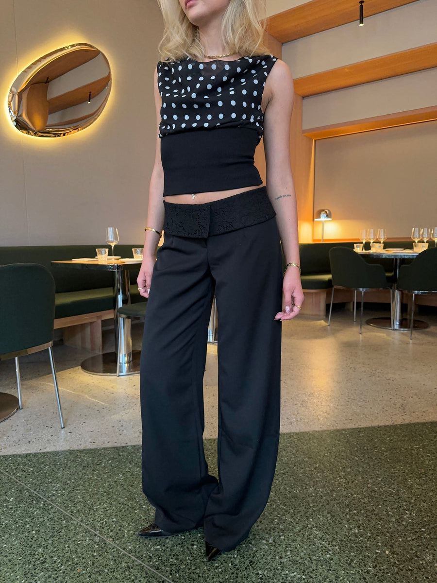 - Pantalones de traje con ribete de encaje