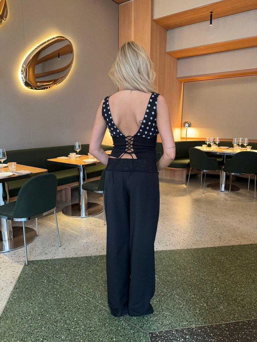 - Pantalones de traje con ribete de encaje