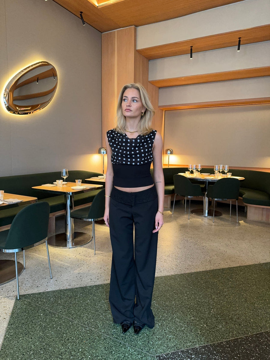 - Pantalones de traje con ribete de encaje