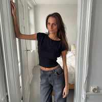 - Camiseta de manga corta